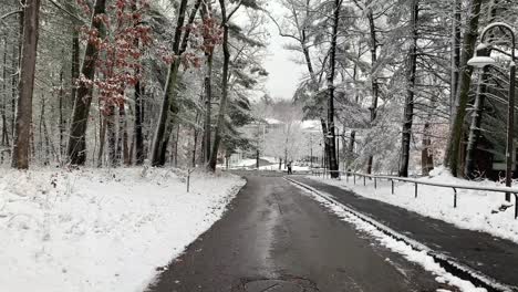 Caminando-Por-Una-Carretera-Aliada-Cubierta-De-Nieve-En-La-Zona-Invernal-De-Nueva-Inglaterra-De-Los-Estados-Unidos-De-América