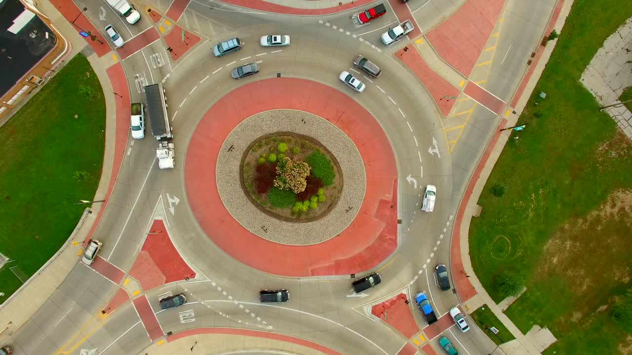 el lapso de tiempo aéreo escénico de la rotonda, los coches acelerando en círculos.