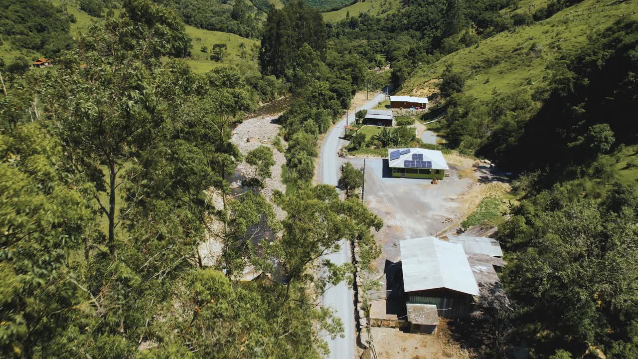 imágenes aéreas de la carretera a la montaña de los soldados de sebold en la ciudad de alfredo wagner - santa catarina - sur de brasil