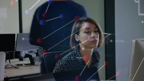 animación de la cadena de adn sobre diversas personas de negocios hablando