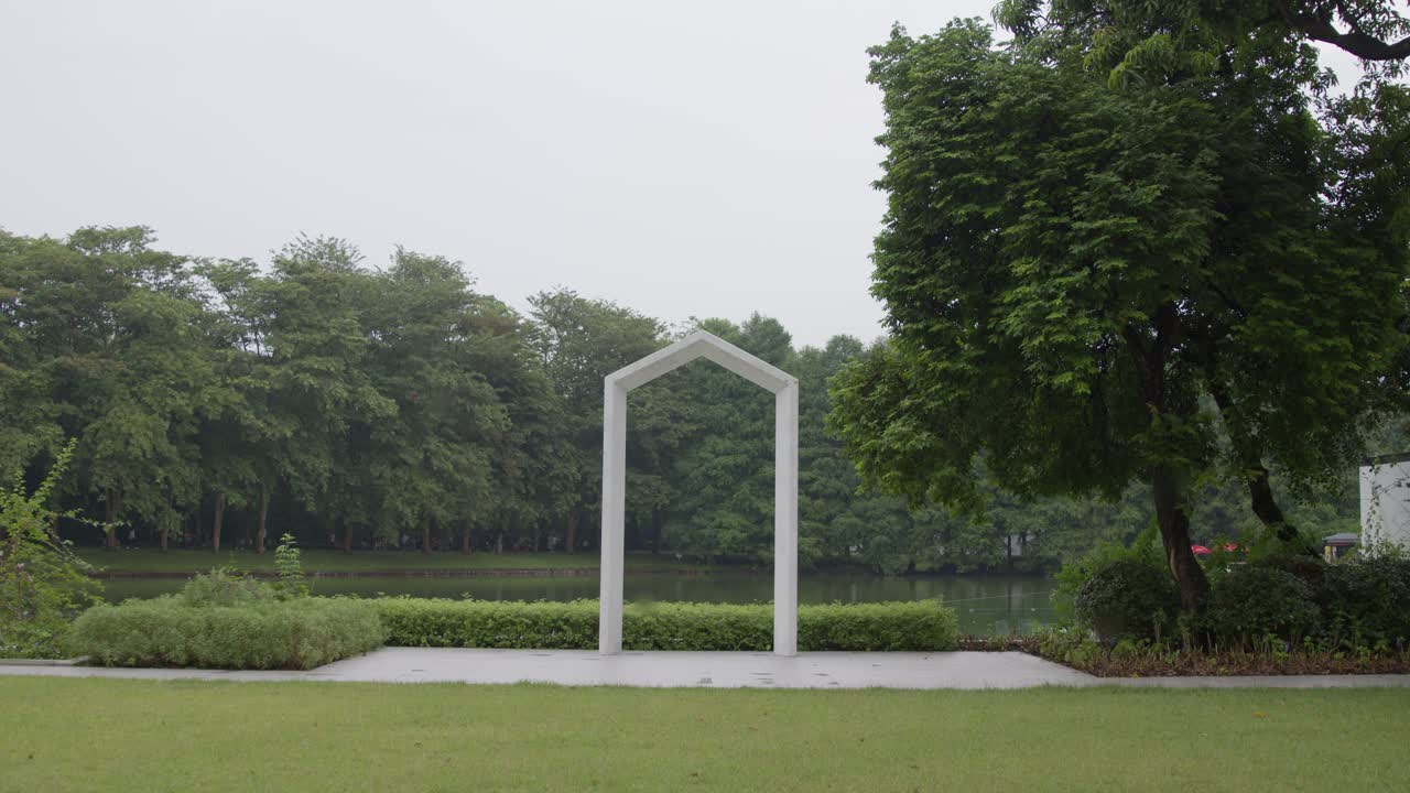 호수 옆의 제단 아치 - 결혼 장소