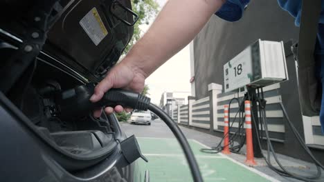 cargando un coche eléctrico cerca de la casa
