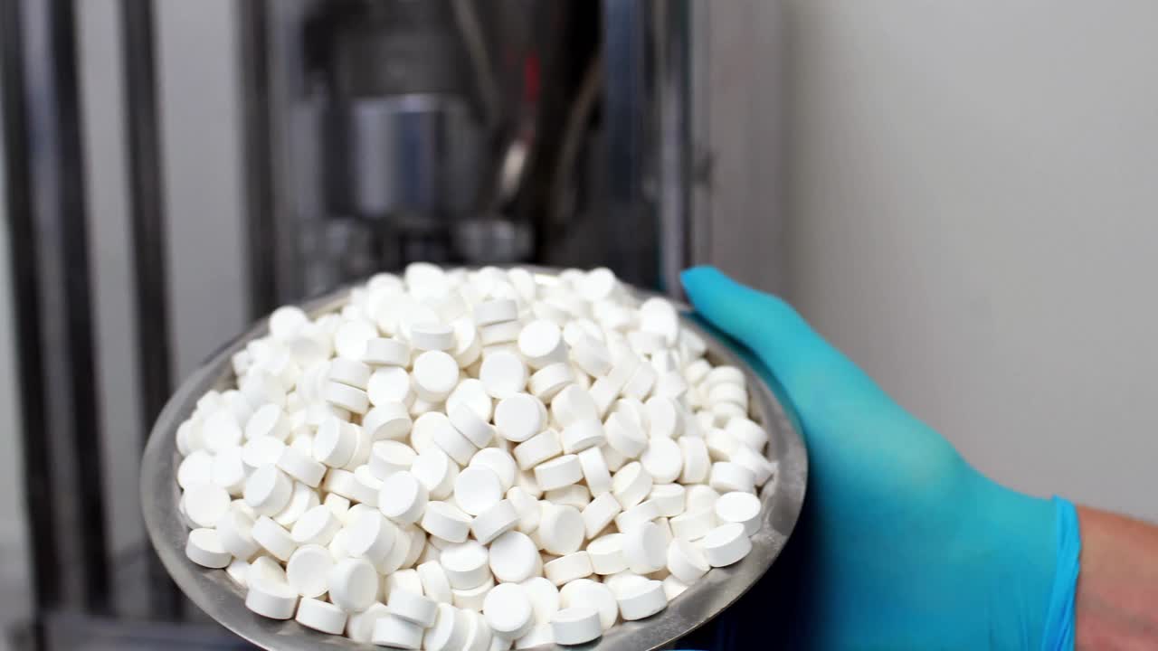 약을 만들기 위해 무거운 기계 를 사용하는 약사