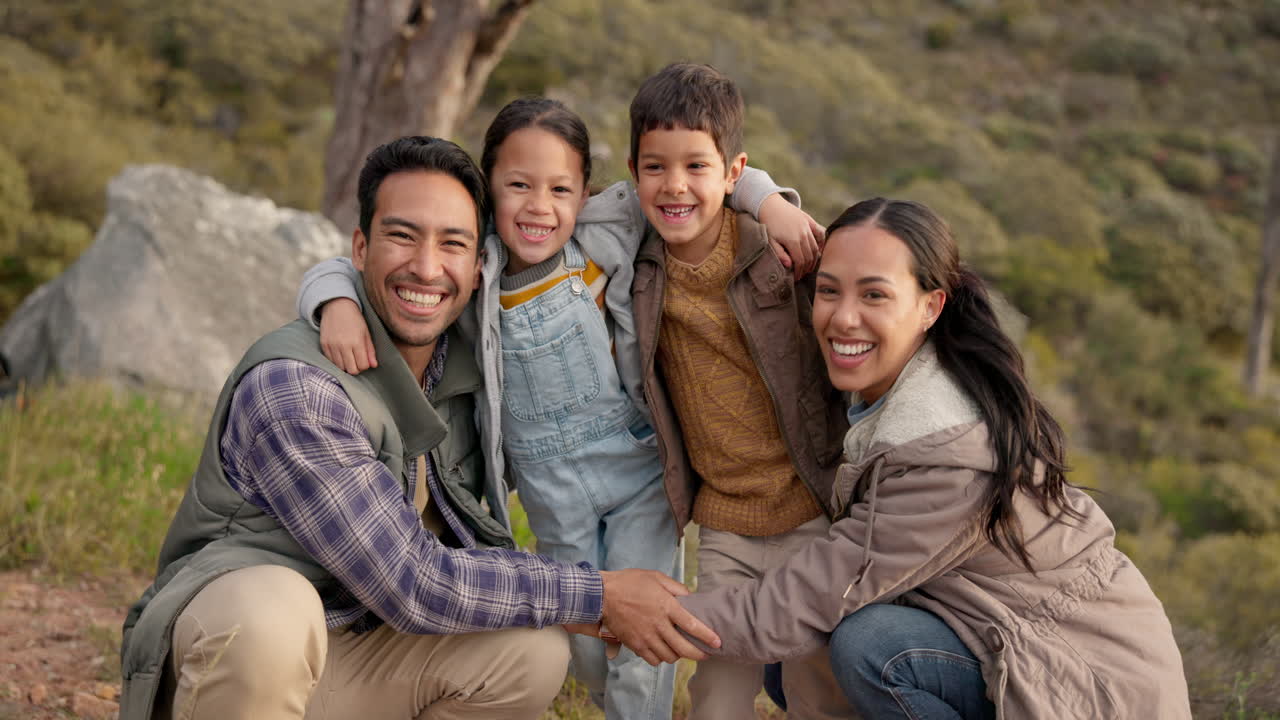 가족, 포옹 및 자연에서 하이킹 미소