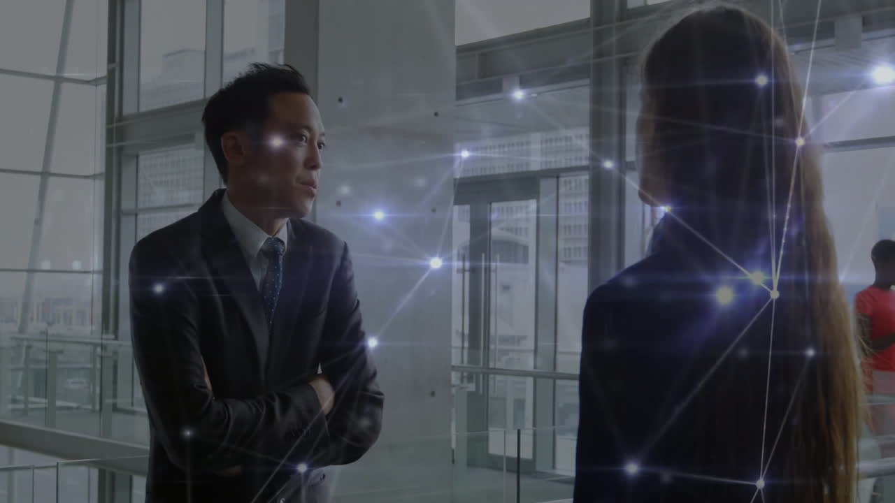 animación de la red de conexiones a través de diversos colegas que hablan en la oficina