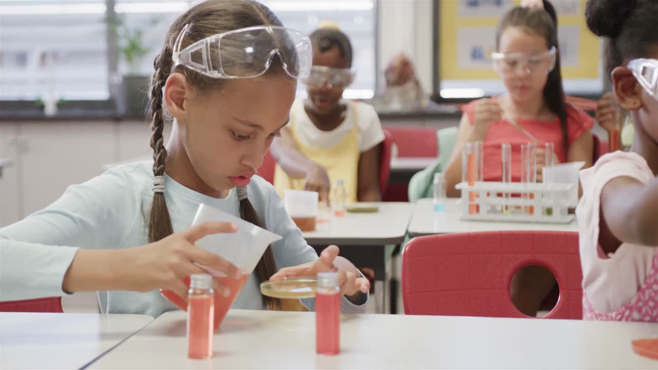 niñas de escuelas diversas haciendo experimentos en la clase de química de la escuela primaria, cámara lenta