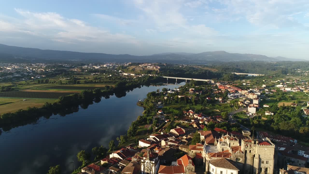 la hermosa ciudad de tui en españa y el río minho
