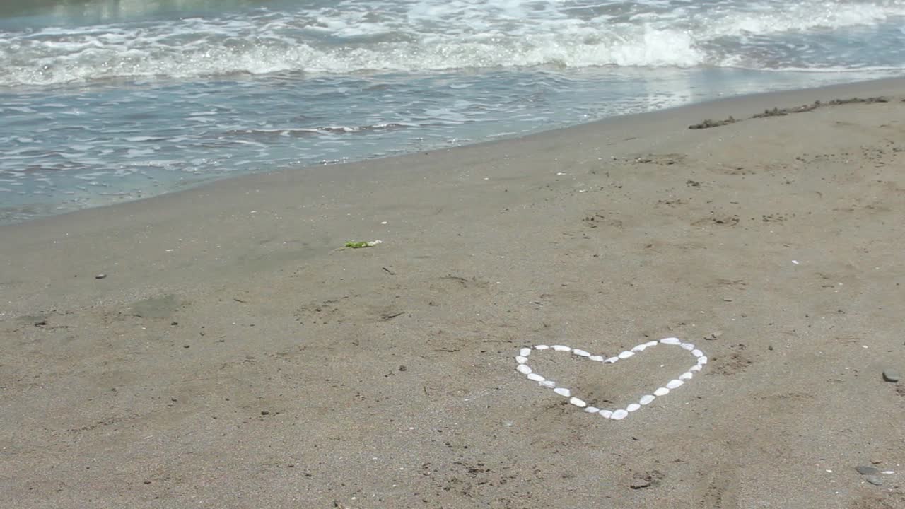 거품 같은 물결이 모래 속의 돌 돌돌이 심장을  ⁇ 고