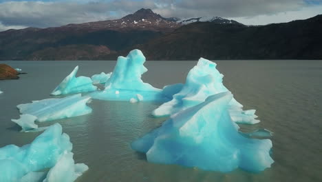 panorámica aérea volando sobre los icebergs en el épico paisaje montañoso de los andes de patagonia, chile