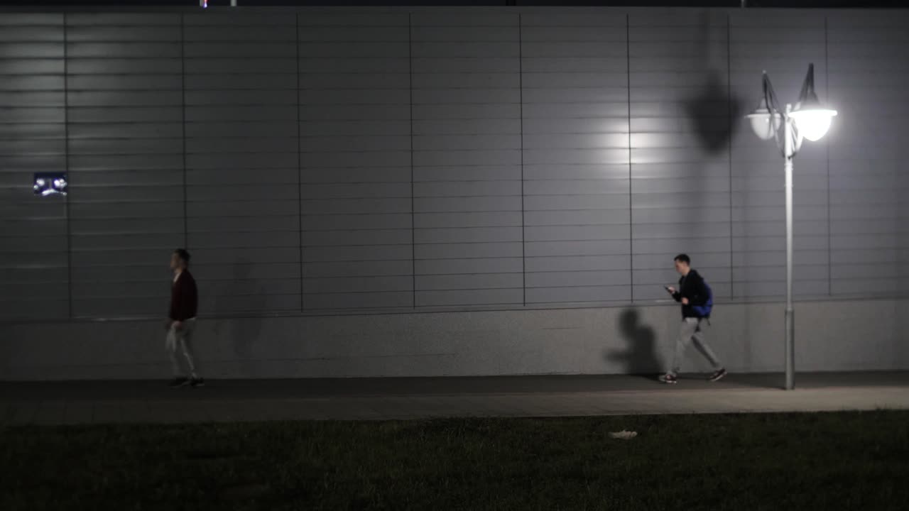 gente caminando por la noche