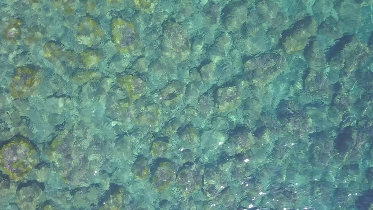 agua de mar transparente natural, olas tranquilas en la vista aérea de los fondos marinos