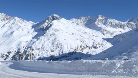 Carretera-De-Montaña-Resbaladiza-Y-Picos-Alpinos-Nevados-En-Los-Soleados-Alpes-Del-Tirol---Vista-Panorámica