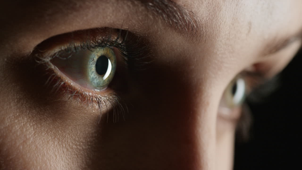 da vicino bellissimi occhi lampeggianti macro bellezza naturale riflesso di luce sull'iride