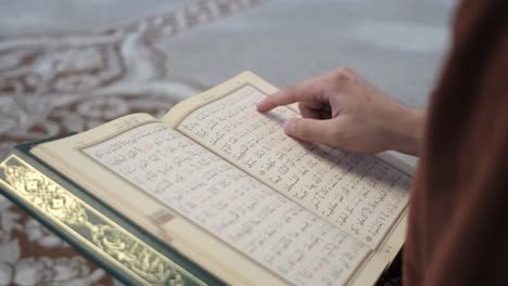 Hände-Folgen-Dem-Koran