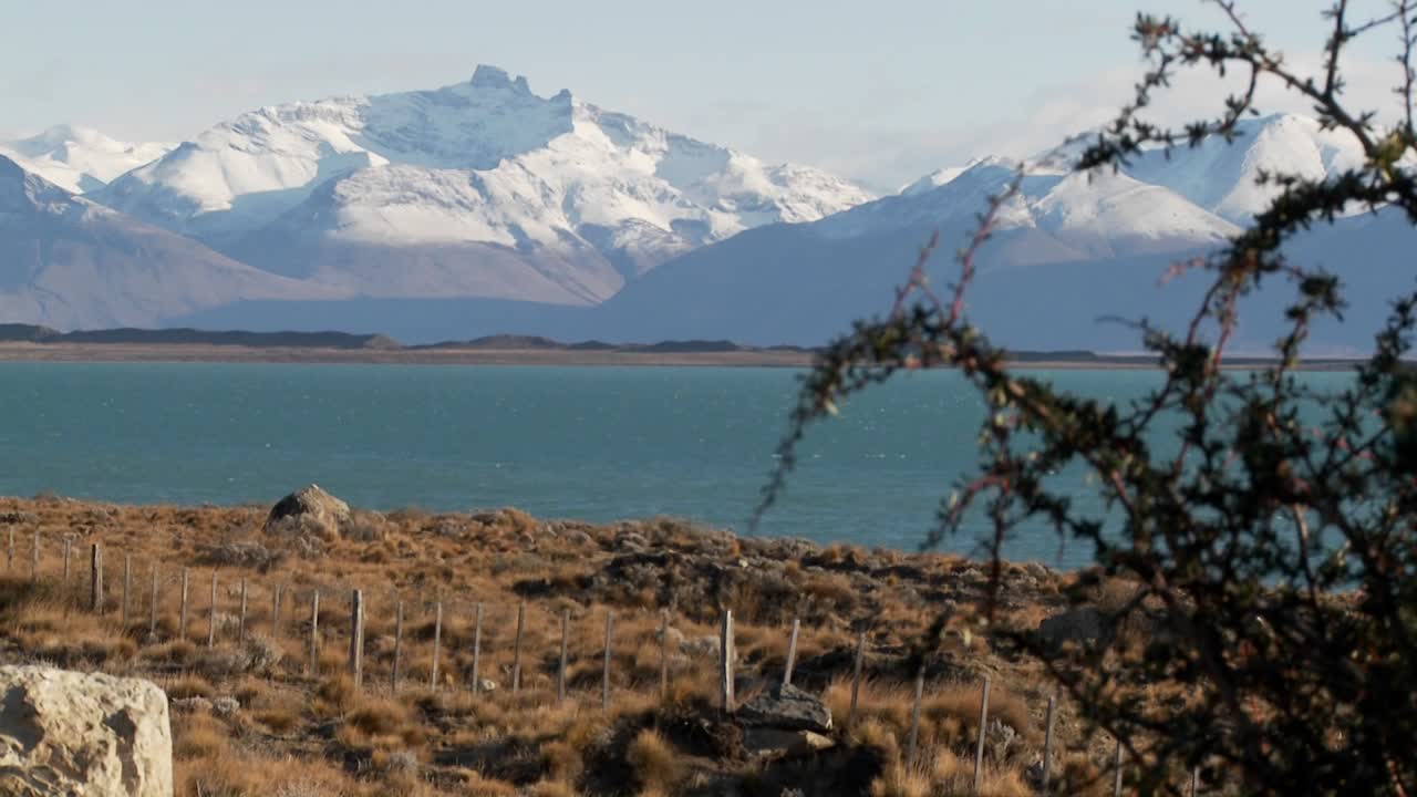 아르헨티나 호수와 파타고니아의 눈 덮인 안데스 산맥