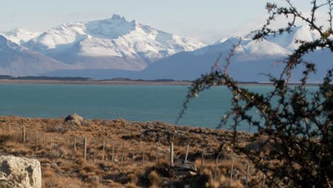 lago argentino y los andes nevados en patagonia