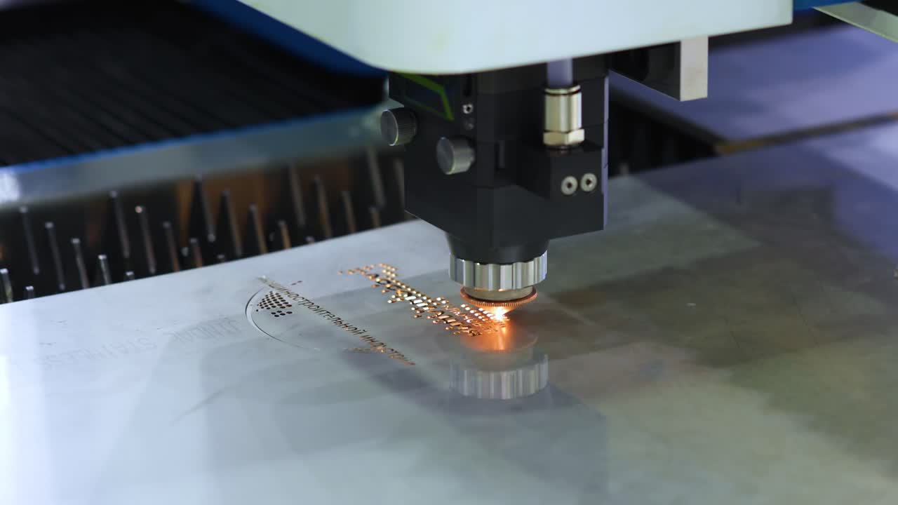 corte láser cnc de metal, tecnología industrial moderna.