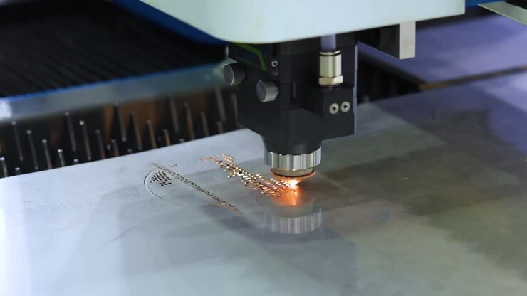 Taglio laser CNC di metallo, moderna tecnologia industriale.