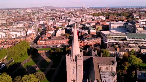 Calle.-Toma-Aérea-De-La-Catedral-De-San-Patricio,-Dublín,-Irlanda