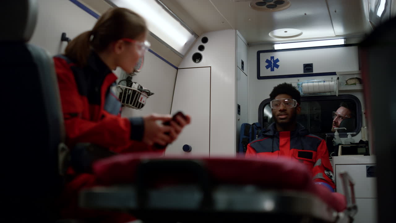 응급차에서 사고를 일으키는 구급대원. 구급차에서 이야기하는 팀