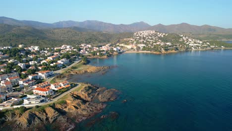imágenes aéreas de llanca con avión no tripulado costa brava, playas de cap de creu, mediterráneo, parque natural españa llançà
