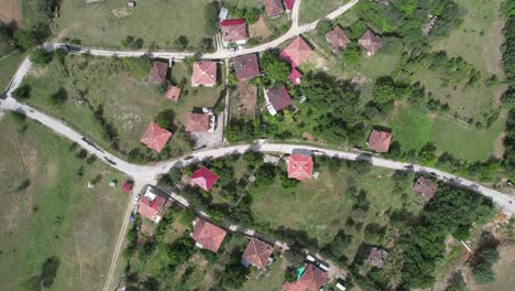 Casa-De-Pueblo-Independiente-Aérea,-Vista-Del-Pueblo-Establecida-En-El-Campo,-Casas-De-Verano-De-Anatolia-Kastamonu,-Espacios-Habitables-En-El-Bosque,-Estilos-De-Vida-Al-Aire-Libre