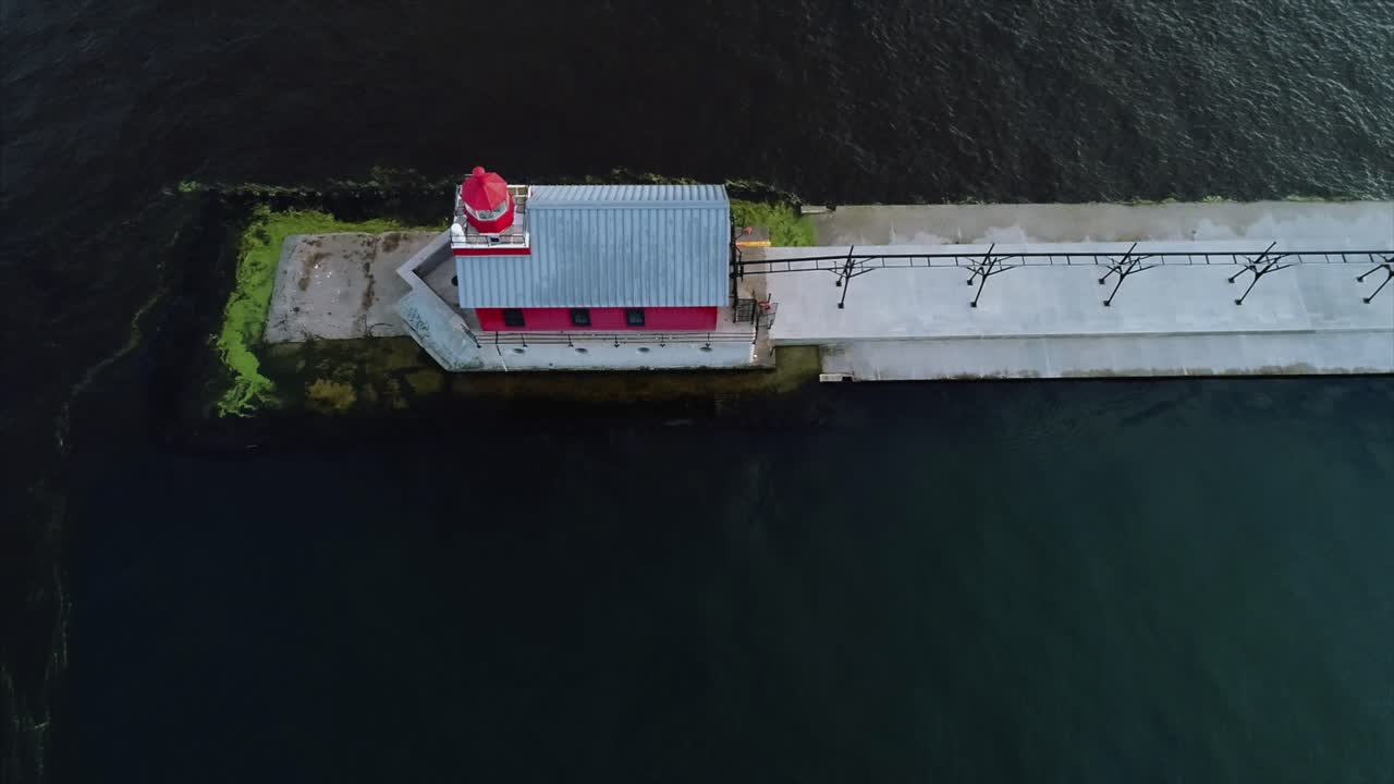 las imágenes de drones del faro de grand haven tomadas en el verano de 2019