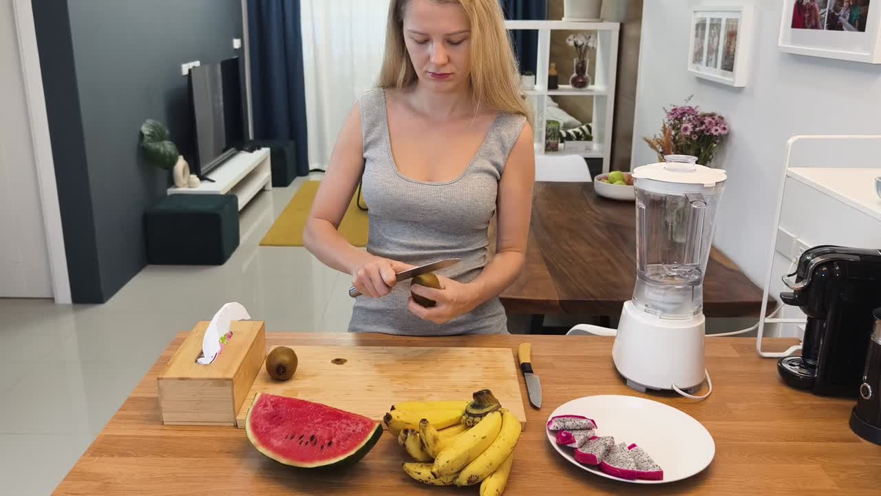 Mujer preparando un batido de frutas