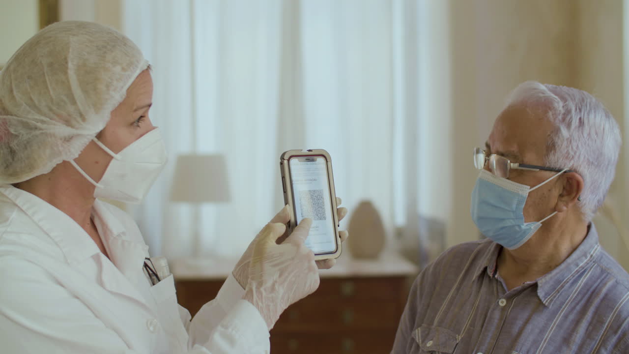 disparo medio del médico que muestra el teléfono del hombre con código qr en la pantalla