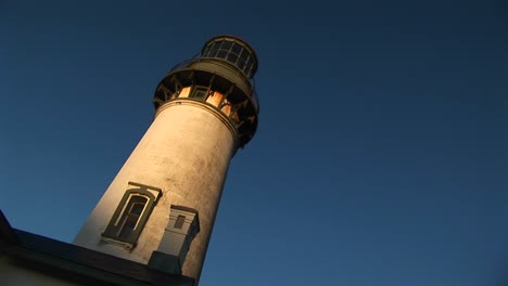 un montaje de un viejo faro en un ángulo alegre a la luz del sol