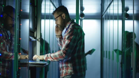 técnico informático trabajando en una sala de servidores
