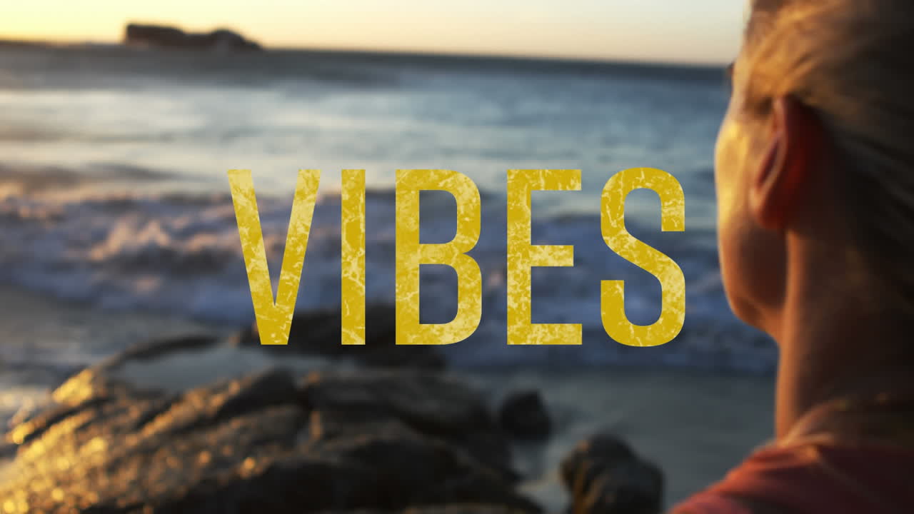 animación de vibraciones de texto sobre la gente en la orilla del mar