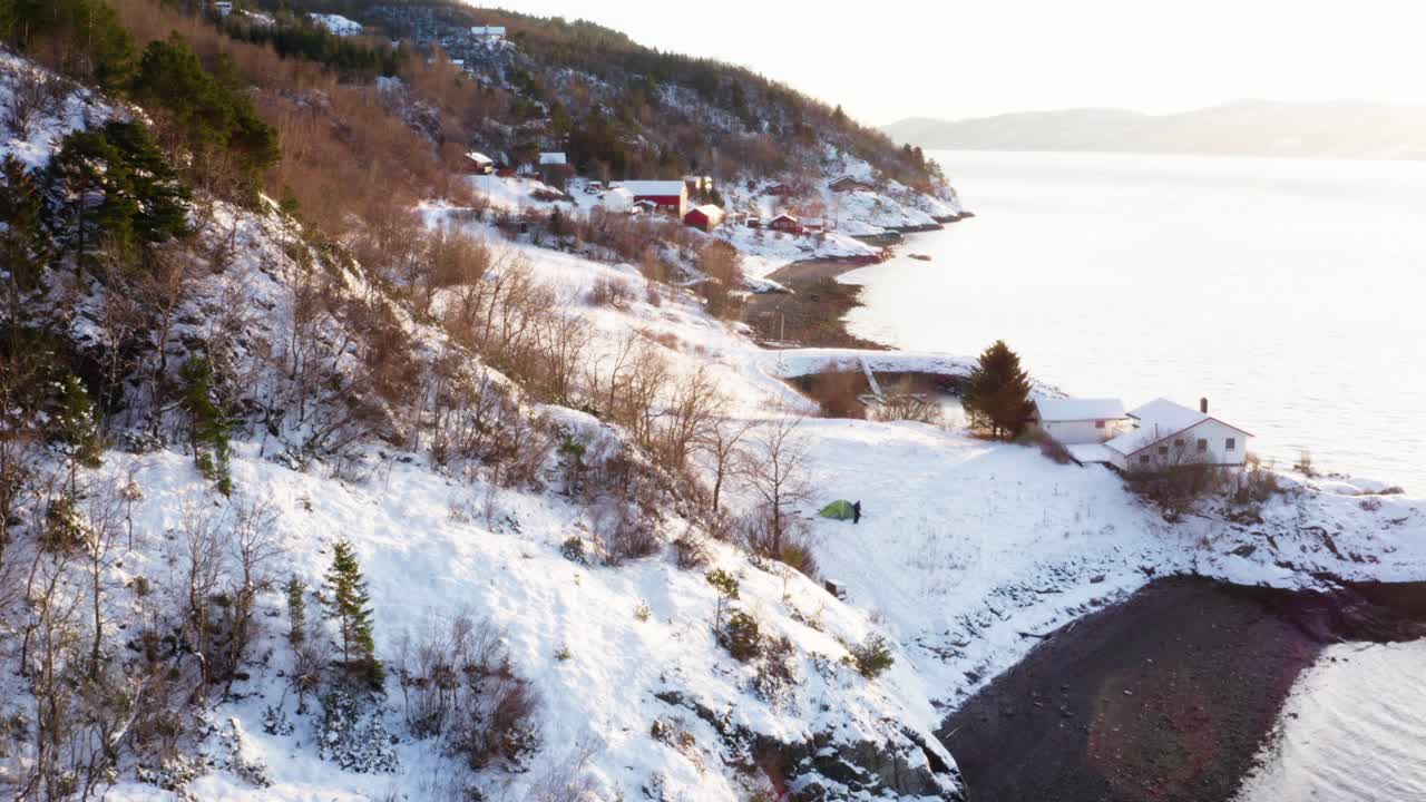 Majestetisk øy i Indre Fosen i Norge dekket med sand om vinteren - luftfoto