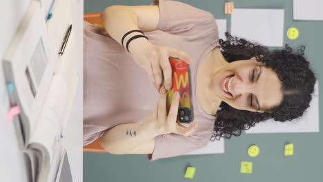 vídeo vertical de una estudiante feliz jugando.