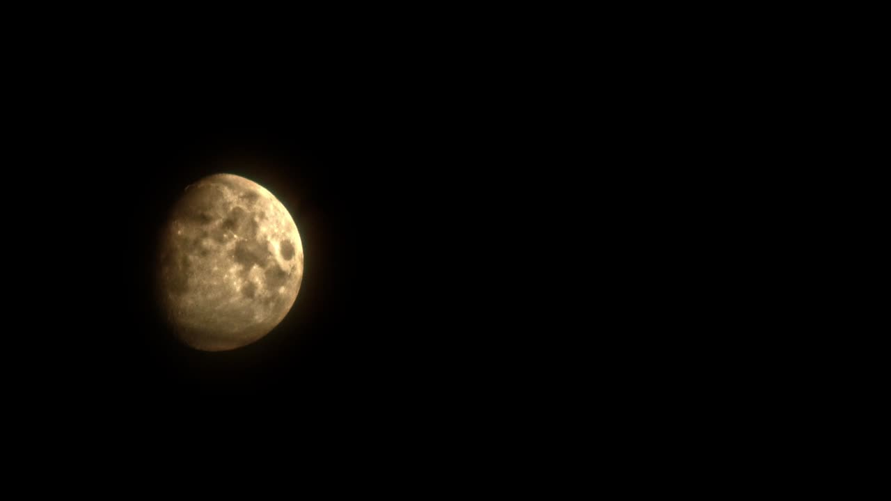 Lua Real, Sem CGI, Nuvens em Movimento, Filme de Terror Assustador.