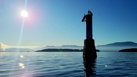 Ein-Weißkopfseeadler-Auf-Einem-Leuchtturm-In-Der-Nähe-Von-Salt-Spring-Island-In-Kanada---Sonniger-Sommerblick-Auf-Das-Meer