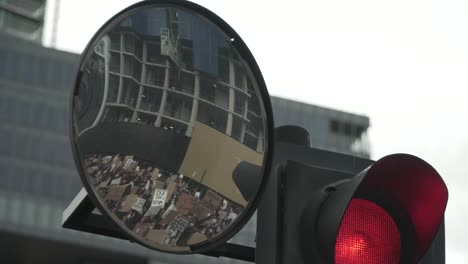 Marchando-Y-Cantando-Blm-Londres-Manifestantes-Reflejados-En-Espejo-Convexo