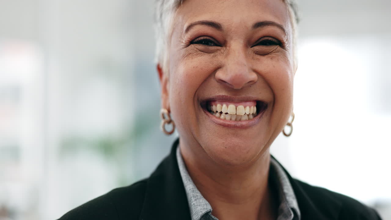 mujer mayor, director ejecutivo de negocios de cerca