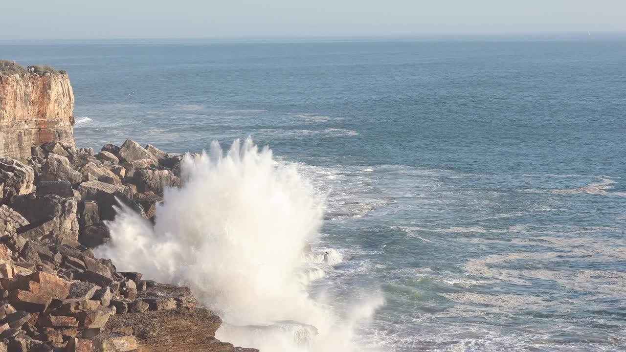 primer plano del océano fuertes olas rompiendo en las rocas boca do inferno
