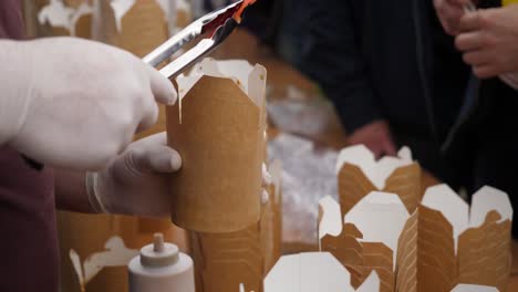 alimentos en envases desechables que sirven
