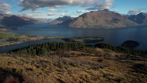 vue panoramique aérienne de queenstown, ville et lac entourés de sommets montagneux, paysage néo-zélandais