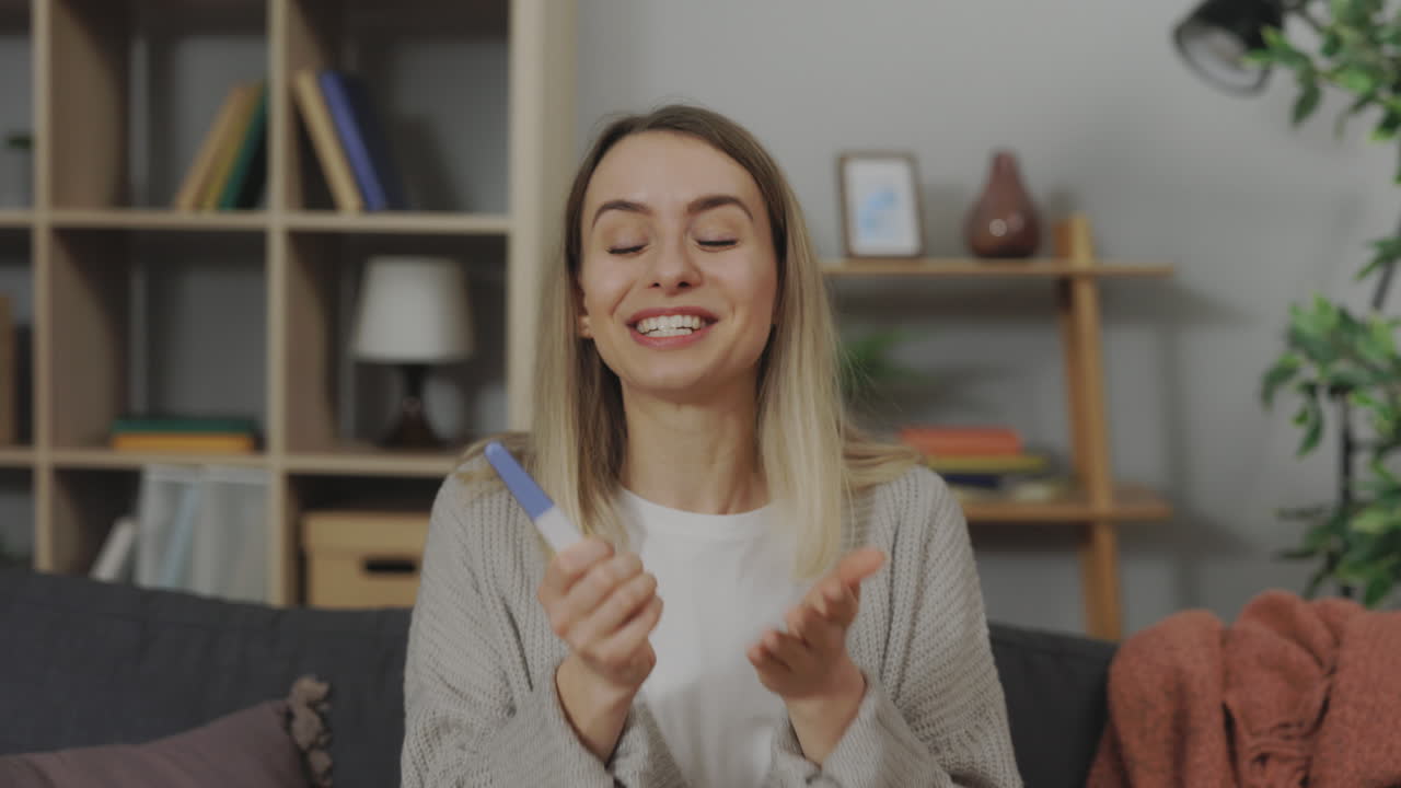 mujer emocionada por el resultado de la prueba de embarazo