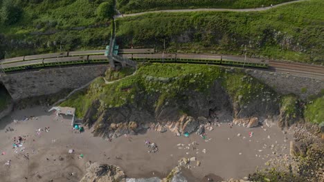 Züge,-Die-In-Irland-In-Der-Nähe-Des-Strandes-An-Der-Irischen-See-Aneinander-Vorbeifahren