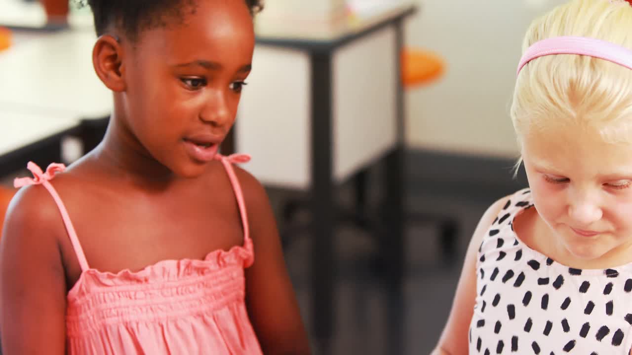 niñas de la escuela interactuando en el aula