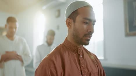 Islam,-Oración-Y-Grupo-De-Hombres-En-La-Mezquita.