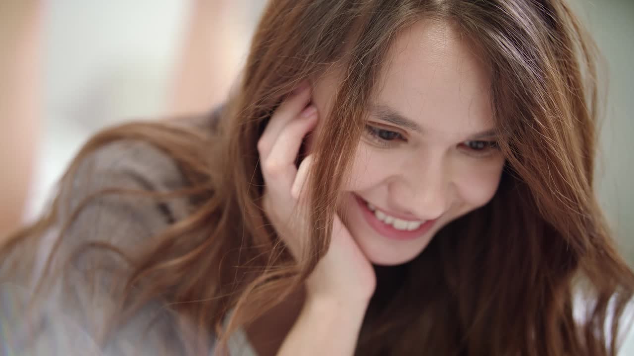 온라인 동영상 통화에서 유쾌한 여성이 유혹합니다. 여성의 초상화