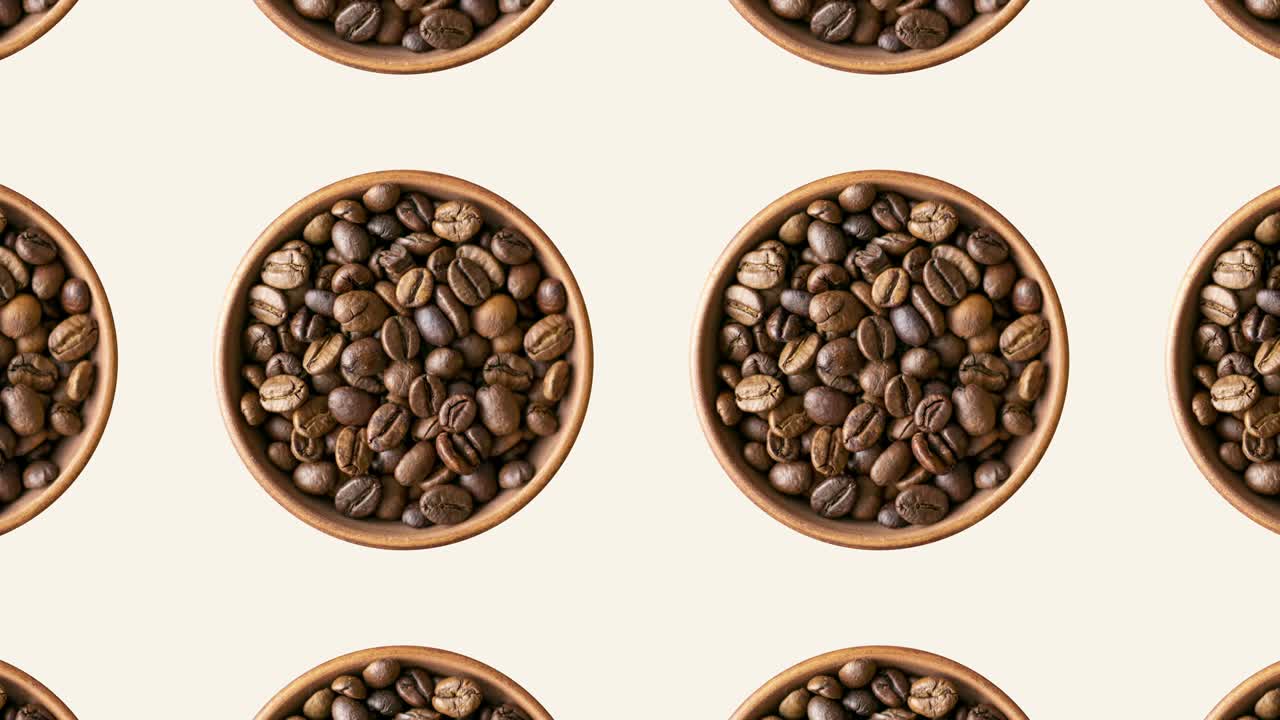 Chicchi di caffè tostati in ciotole su uno sfondo beige. Sfondo animato continuo a tema cibo.