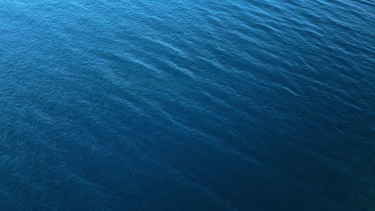 Gradient of light blue to dark blue water with ocean currents spreading across empty sea