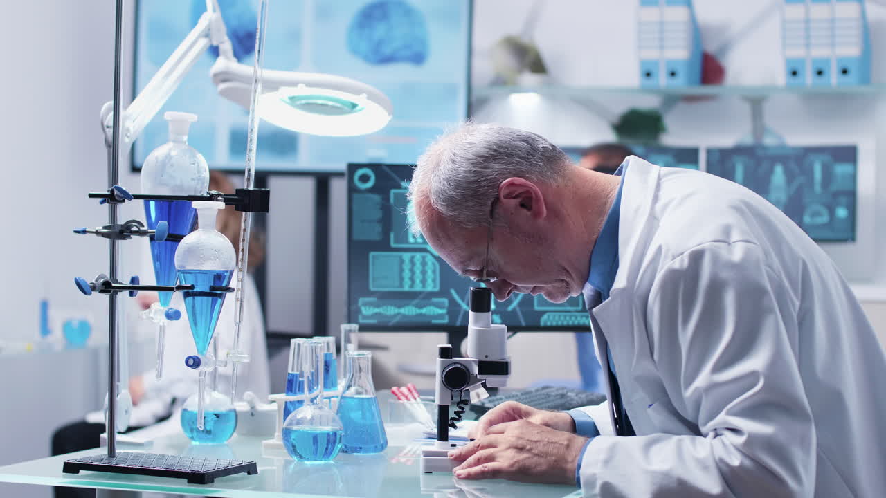 Científico trabajando en un laboratorio