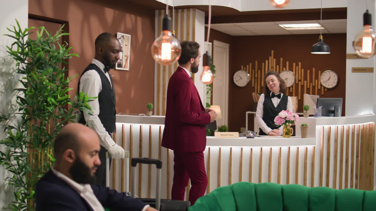 호텔 직원 들 은 열 ⁇  카드 를 나누고 있다